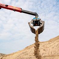 Uitknijpen zand/grond/compost etc.