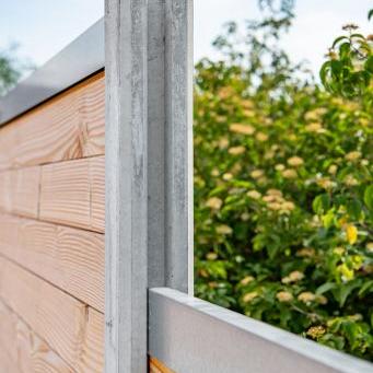 Berton©-sleufpaal Zaan wit/grijs, vlakke kop 10 x 10 x 275 cm eindmodel met brede ondersleuf